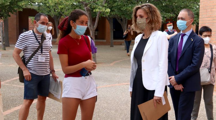 Maria Àngels Chacón parlant amb una estudiant que feia les PAU en el pati de l'institut del Cap Norfeu de Roses. ACN