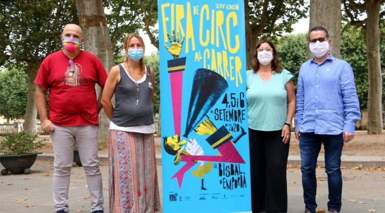Foto de família durant la presentació de la XXV edició de la Fira de Circ al Carrer de la Bisbal d'Empordà.. ACN