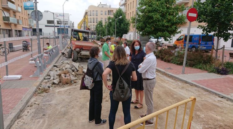 L'alcaldessa de Girona, Marta Madrenas, i el regidor d'Urbanisme, Lluís Martí, visitant les obres per reconvertir part del carrer Riu Freser en una plaça