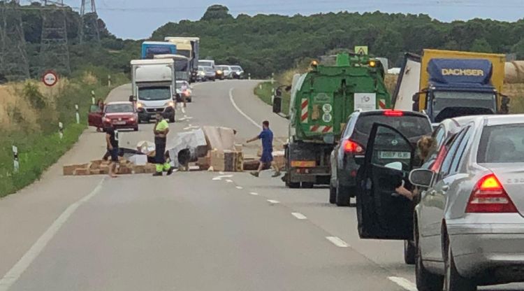 La càrrega al mig de l'N-II que ha perdut el camió accidentat. Artesa Fèlix