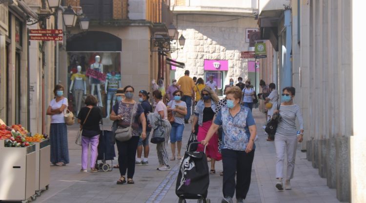 Veïns de Figueres, ahir al matí amb la mascareta pel carrer