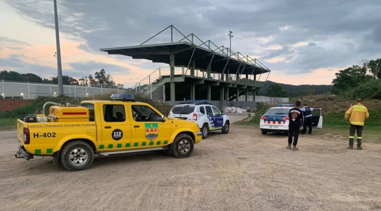 Els Mossos i les ADF en un dels llocs on es van produir els incendis d'ahir