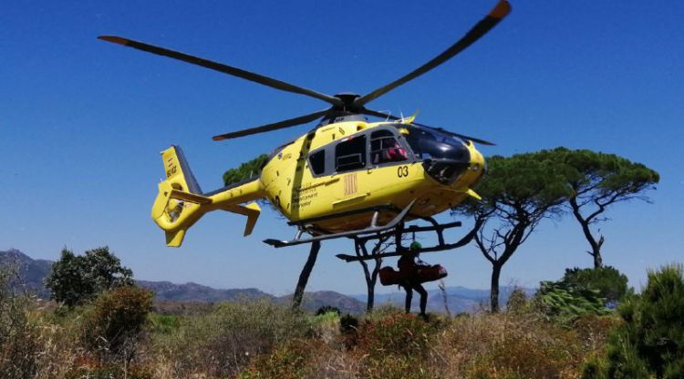 Helicòpter dels Bombers realitzant un rescat (arxiu)