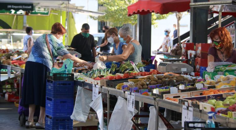 Una parada de mercat a la plaça de Catalunya de Figueres, ahir al matí. ACN