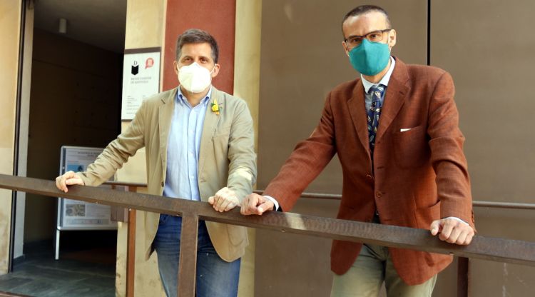 El regidor de Cultura de Banyoles, Miquel Cuenca, i el director de la Institució de les Lletres Catalanes, Oriol Ponsatí-Murlà. ACN