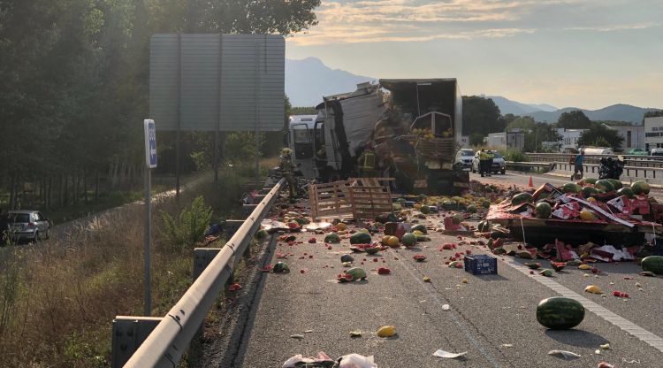 Un dels camions implicat amb la càrrega perduda