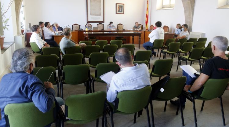 Reunió del consorci que gestiona l'abocador de Solius per analitzar la sentència del TSJC, que s'ha celebrat avui. ACN