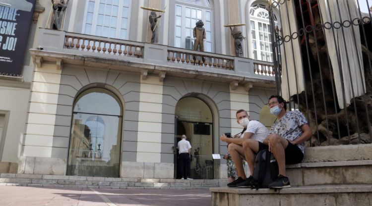 Dos nois amb mascareta davant el Museu Dalí de Figueres. ACN