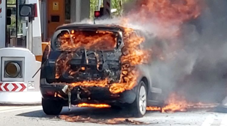 Pla general del cotxe que s'ha incendiat al peatge de la sortida 1 de l'AP-7 a La Jonquera