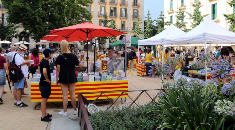 La Plaça Independència, aquesta tarda, plena de parades amb llibres. ACN