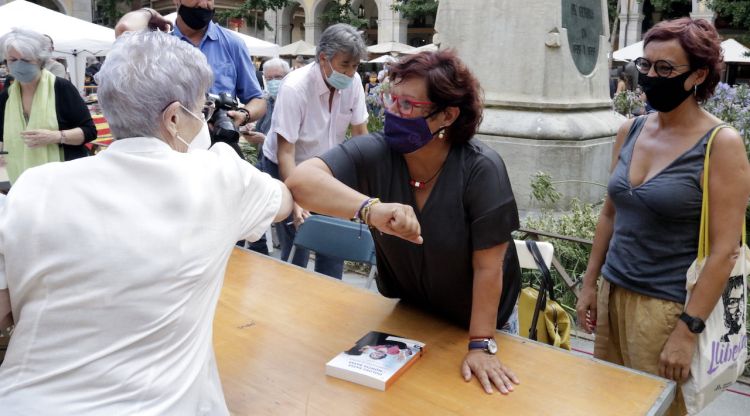 L'exconsellera Dolors Bassa signant llibres a la plaça Independència de Girona. ACN
