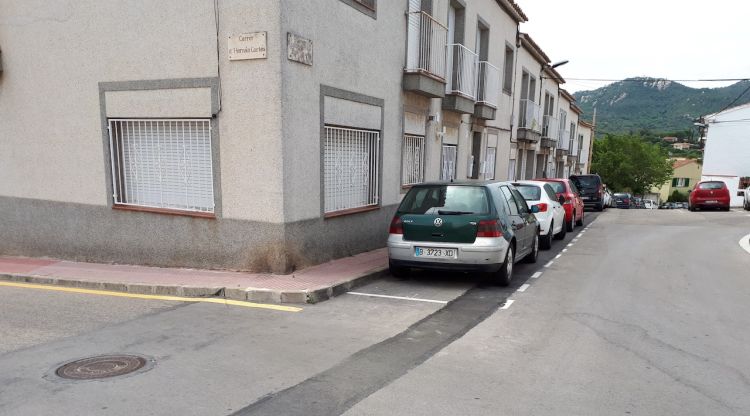 La línia discorre pel carrer de Josep Maria Vilà i el carrer de Jaume Gras