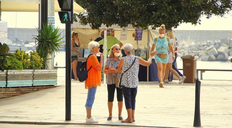 Unes dones al passeig marítim fent un mal ús de la mascareta