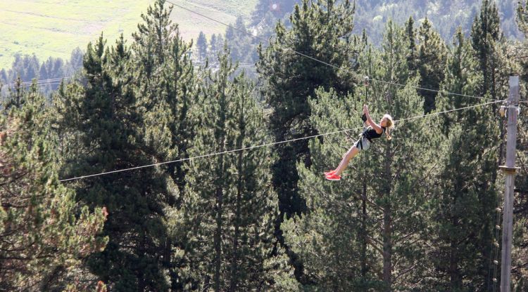 Una persona en una de les tirolines del Parc d'Aventures de l'estació de La Molina. ACN