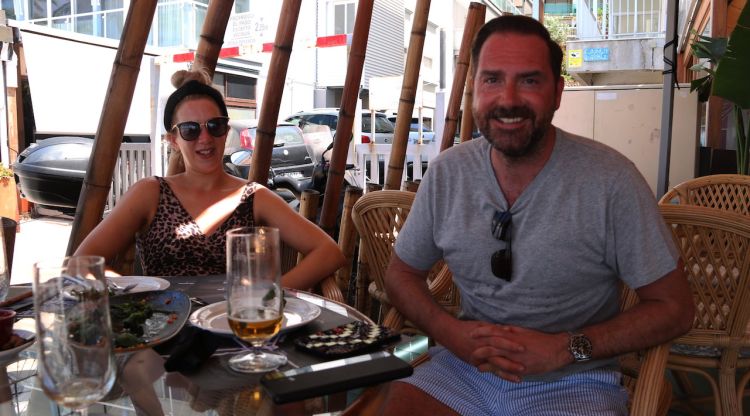 Dos turistes britànics en un restaurant de Salou.. ACN
