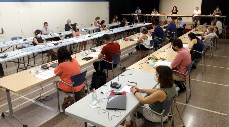 Un moment del ple ordinari d'avui que l'Ajuntament de Girona ha traslladat al centre cívic Ter. ACN