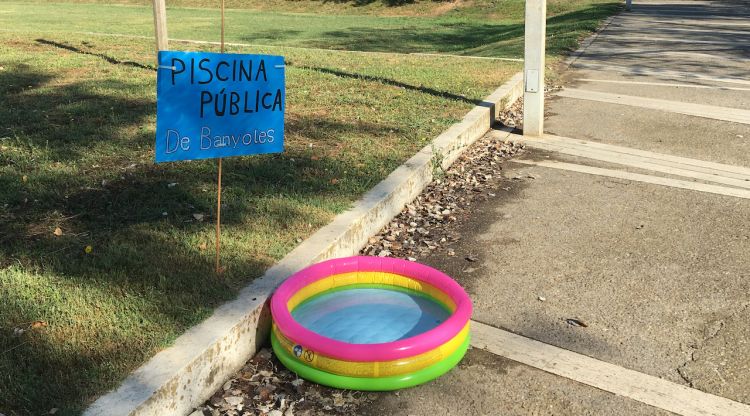 Una piscina infantil inflable al parc de la Draga de Banyoles
