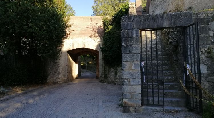 Un dels accessos a la muralla, amb el cadenat i el precinte trencat, aquest matí. Teia Romaguera