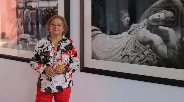 Cristina García Rodero en dues de les seves fotografies. ACN