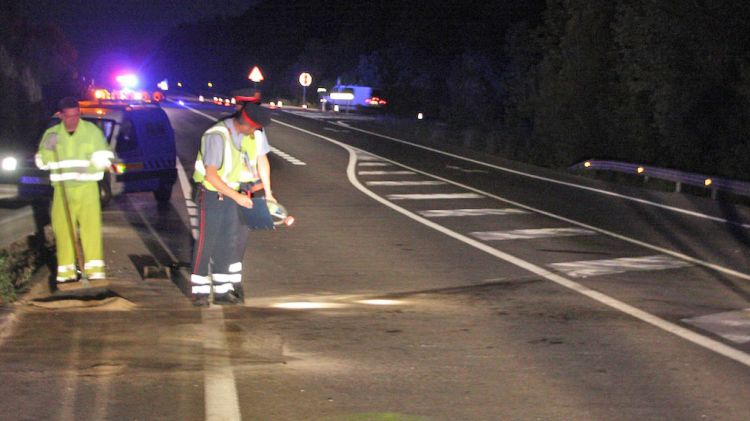 Els mossos d'esquadra i el servei de neteja de carreteres treballant en el lloc de l'accident © ACN