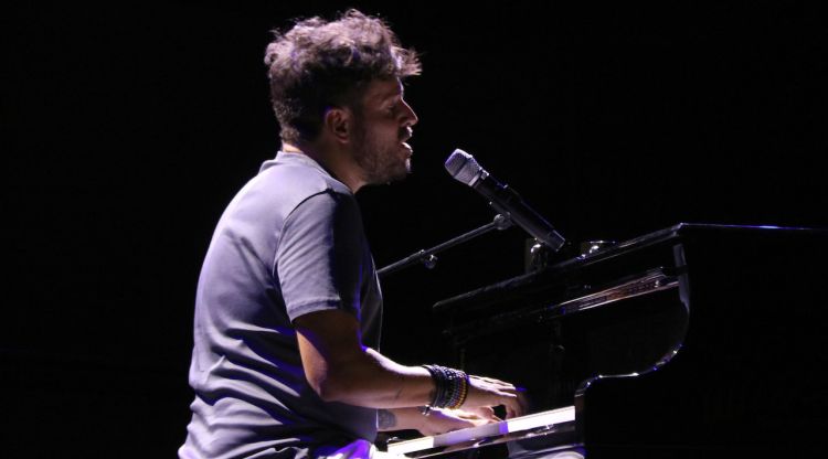 Primer pla de Pablo López durant el concert que s'ha fet aquest diumenge. ACN