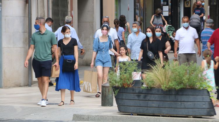 Un grup de persones passejant pel carrer Girona a Figueres, aquest matí. ACN