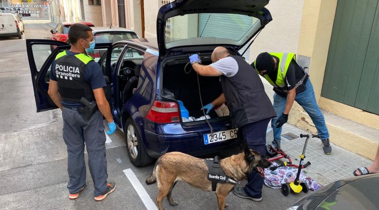 Agents de la Guàrdia Civil durant l'operatiu que ha permès desmantellar una banda de traficants que distribuïa droga a la Costa Brava Sud i el Maresme