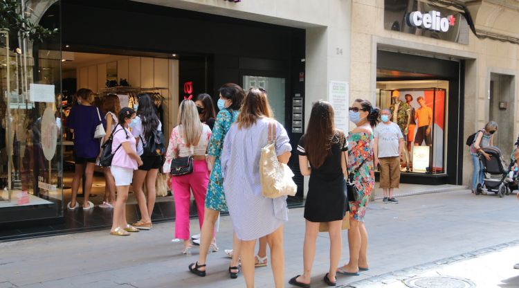 Cua davant d'una botiga de roba a Figueres. ACN