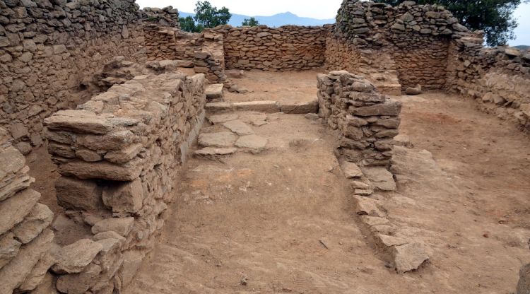Detall de les estructures de les cases medievals que s'han descobert al jaciment de la Santa Creu de Rodes