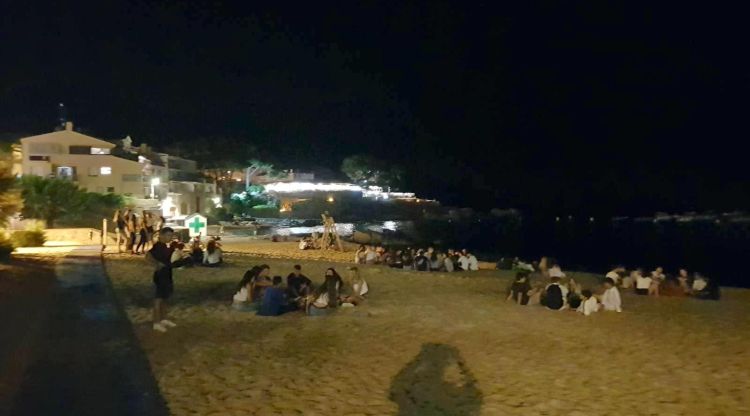 Joves consumint alcohol en una platja de Calella de Palafrugell