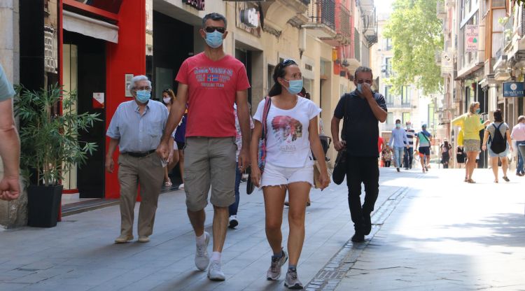 Un grup de persones passejant pel carrer Girona de Figueres (arxiu). ACN