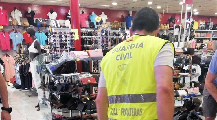 Un agent de la Guàrdia Civil registrant una botiga amb falsificacions (arxiu)