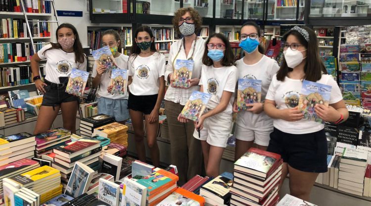 Les set noies autores d'un llibre solidari amb la propietària de la llibreria Empúries de Girona. ACN