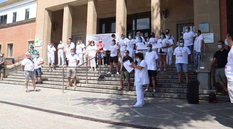 Un instant de la protesta de zeladors davant de l'Hospital Josep Trueta de Girona. ACN