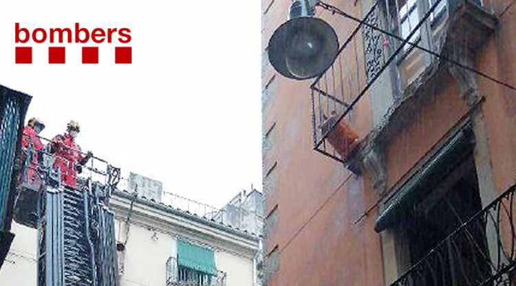 La bombona fent equilibris en el balcó esfondrat i els Bombers intentant retirar-la