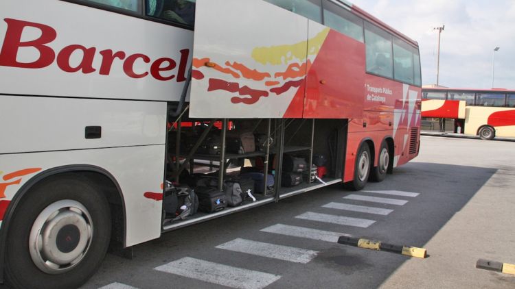 Un dels busos de la companyia que enllaça l'aeroport de Girona amb Barcelona © ACN