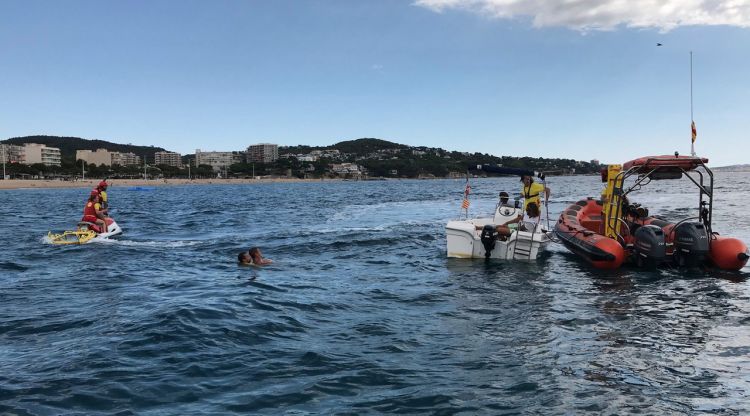 Socorristes de Platja d'Aro i membres de Salvament Martím durant un rescat