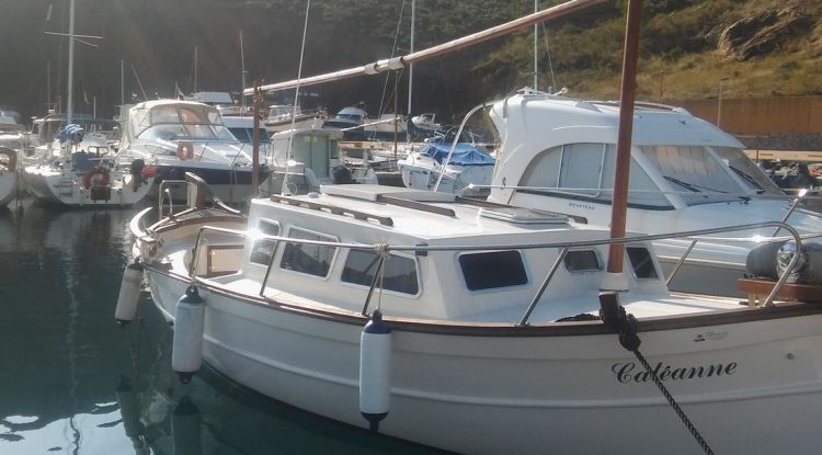 Una embarcació amarrada al port de Portbou semblant a la que es va trobar el cadàver ahir