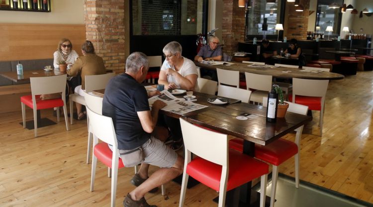 Clients a l'interior d'un bar de Figueres on des d'avui ja no hi haurà restriccions d'aforament. ACN