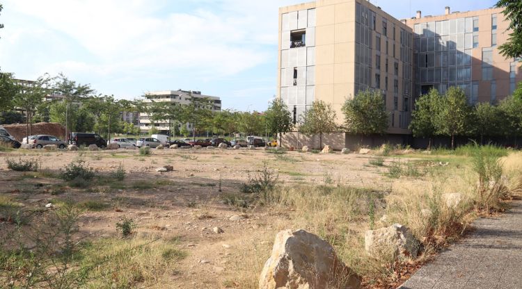 En aquest terreny del carrer Agudes de Girona es construirà un bloc d'habitatges de lloguer social (arxiu)