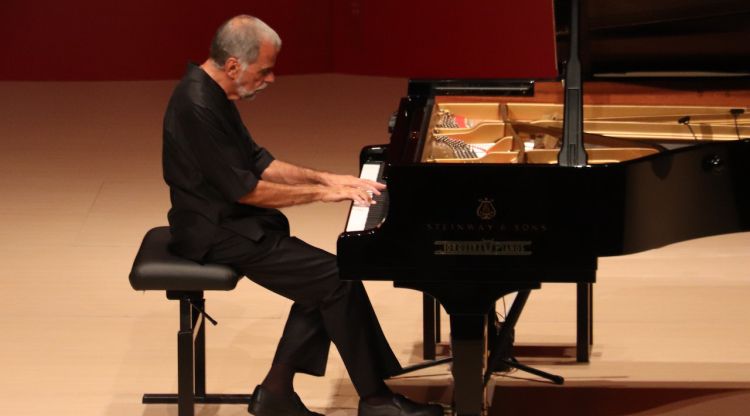 El pianista Josep Colom interpretant una obra de Chopin a l'auditori Espai Ter