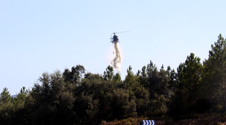 Un helicòpter sobrevolant la zona afectada per l'incendi forestal a Caldes de Malavella. ACN