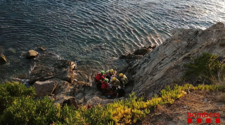 Pla general del rescat a la platja de l’Almadrava de Roses