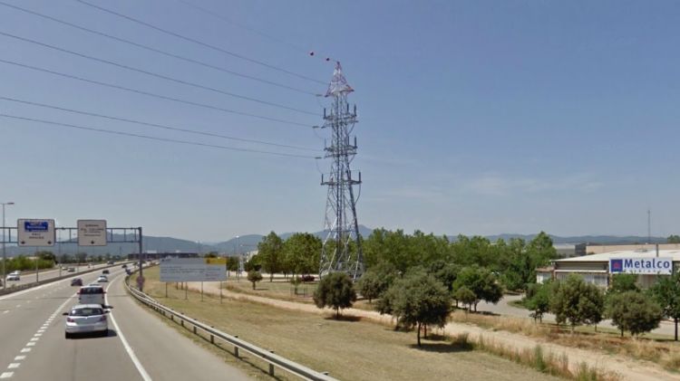 La torre elèctrica es troba mol a prop del parc de Bombers del Polígon Mas Xirgu (dreta) © AG