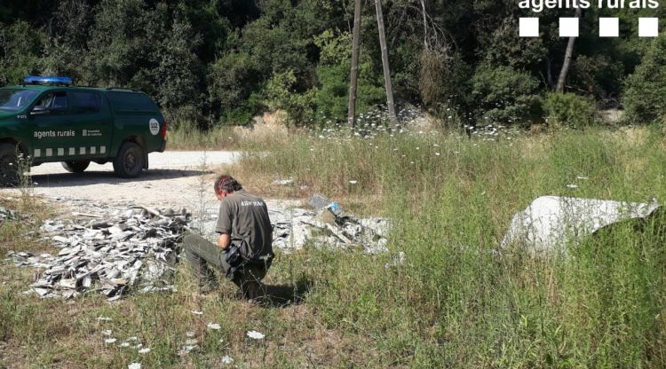 Un agent durant la inspecció de l'amiant detectat en un dels abocaments il·legals al Gironès