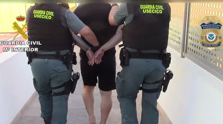 Dos agents de la Guàrdia Civil detenint un membre de la organització criminal que traficava drogues amb Miami