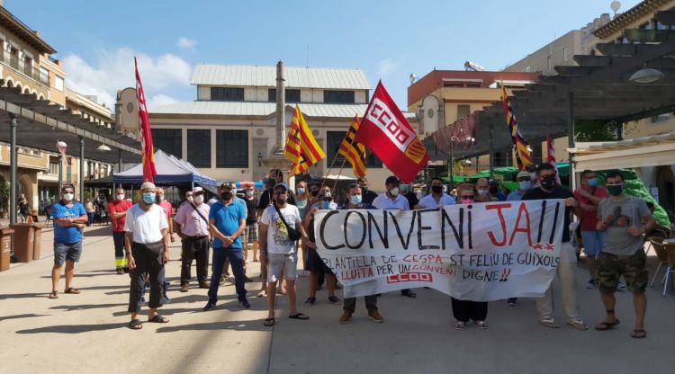 Els treballadors de CESPA de Sant Feliu de Guíxols aquest divendres protestant davant de l'Ajuntament