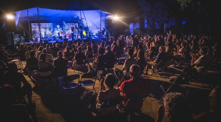 Públic escoltant Andrea Motis al Claustre del Ramon Muntaner. Gaspar Morer