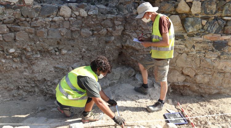 L'arqueòleg que dirigeix les excavacions del castell de Sant Iscle, Joan Llinàs, treballant en el tram nou de muralla al nord del castell
