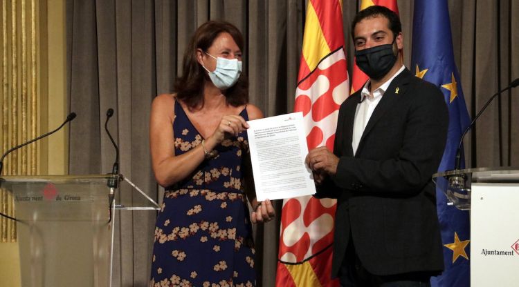 L'alcaldessa de Girona, Marta Madrenas, i el vicealcalde, Quim Ayats, amb l'acord per governar junts la ciutat. ACN